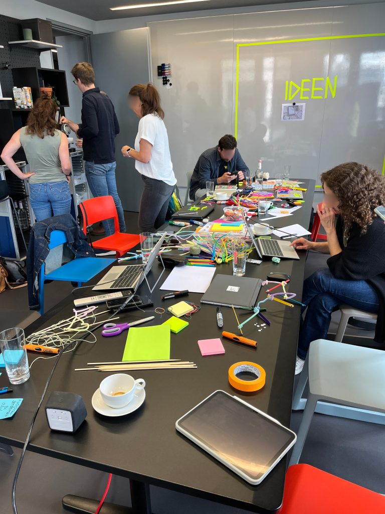 Konferenzraum mit Menschen beim Design Thinking Workshop in Köln