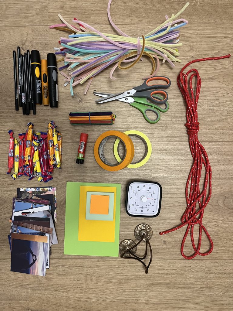 Methodenkoffer auf dem Boden ausgebreitet für Teamentwicklung und kreative Workshop Visualisierung